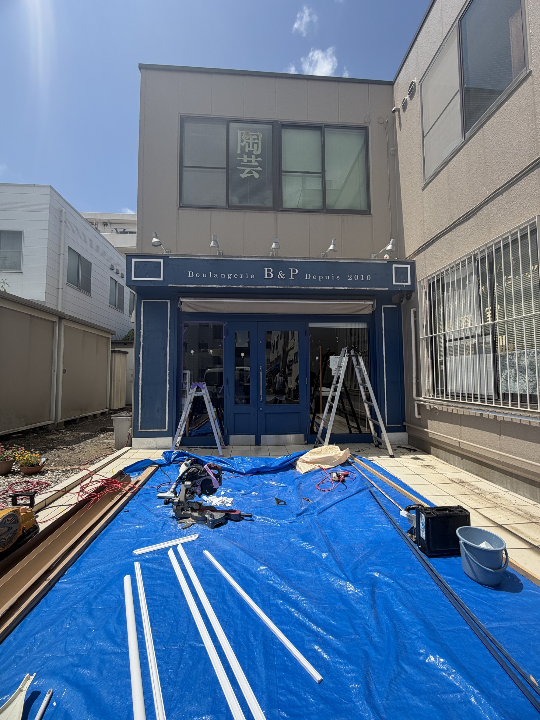 我孫子市の店舗改修で外装作業の準備を進める様子